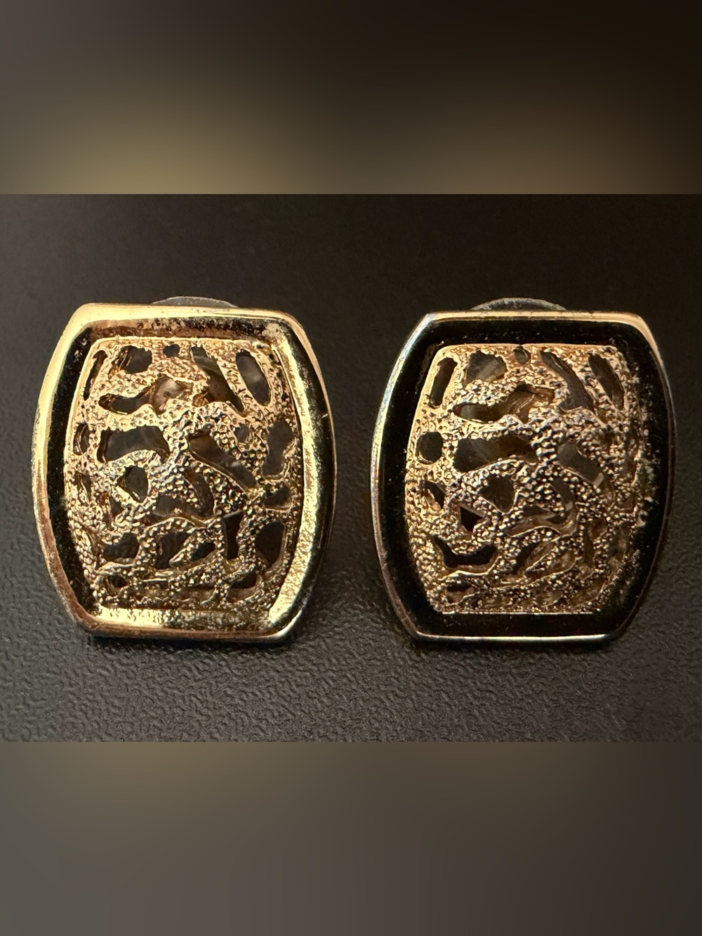 VINTAGE PL PADMA LAKSHMI GOLD TONE TEXTURED FILIGREE RECTANGULAR EARRINGS